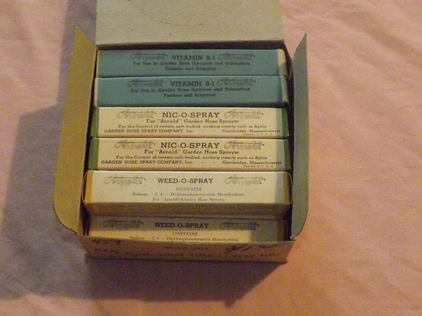 VINTAGE ARNOLD WEED O SPRAY CARTRIDGES IN BOX