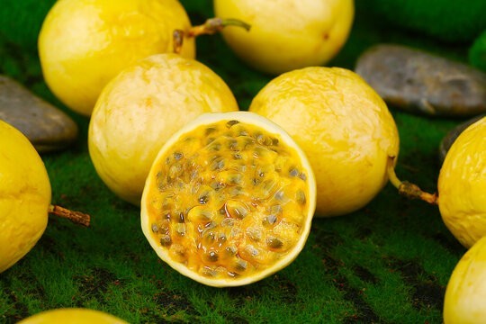 Sweet Yellow Golden Passion Fruit Seeds15+