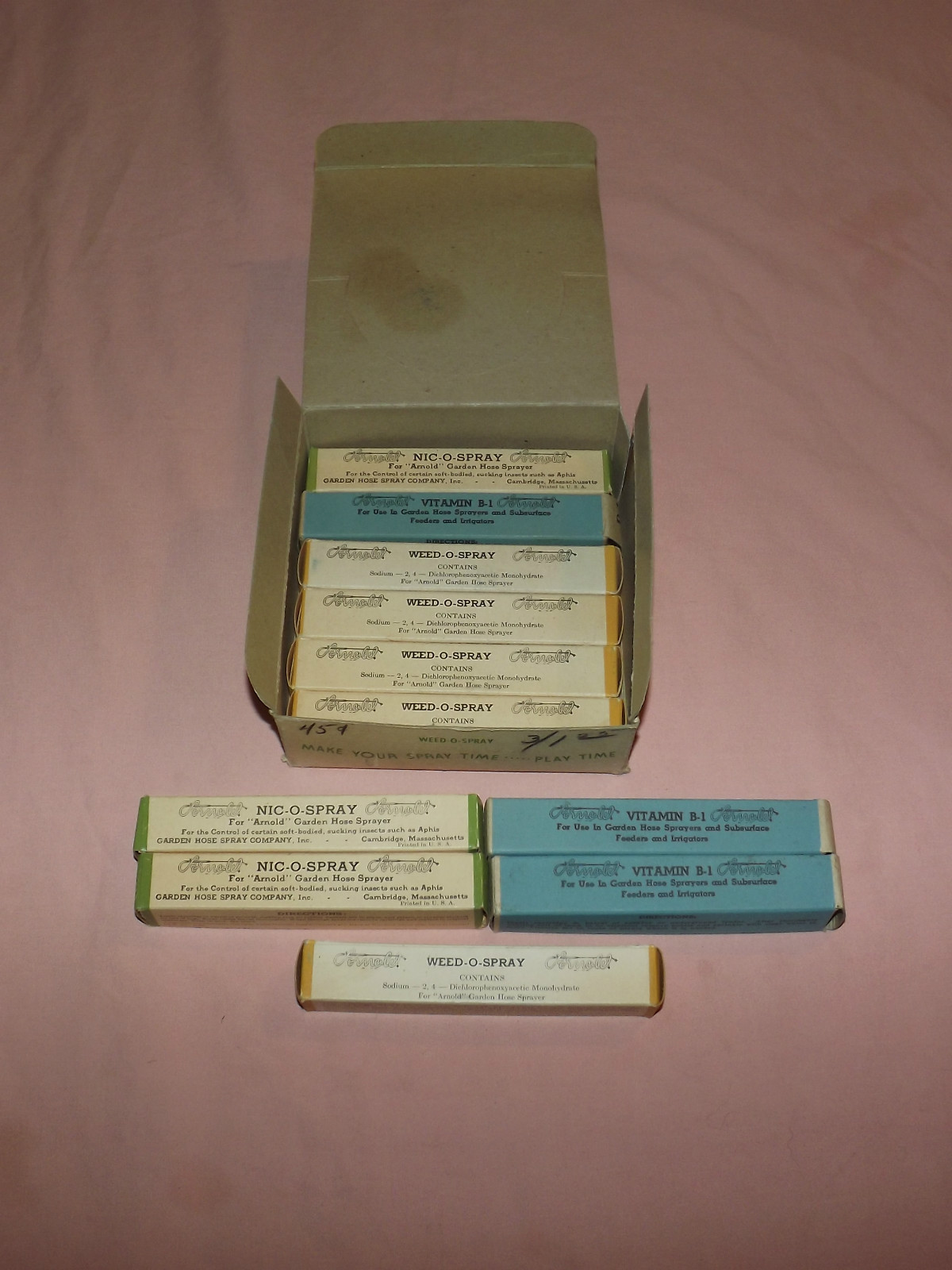 VINTAGE ARNOLD WEED O SPRAY CARTRIDGES IN BOX