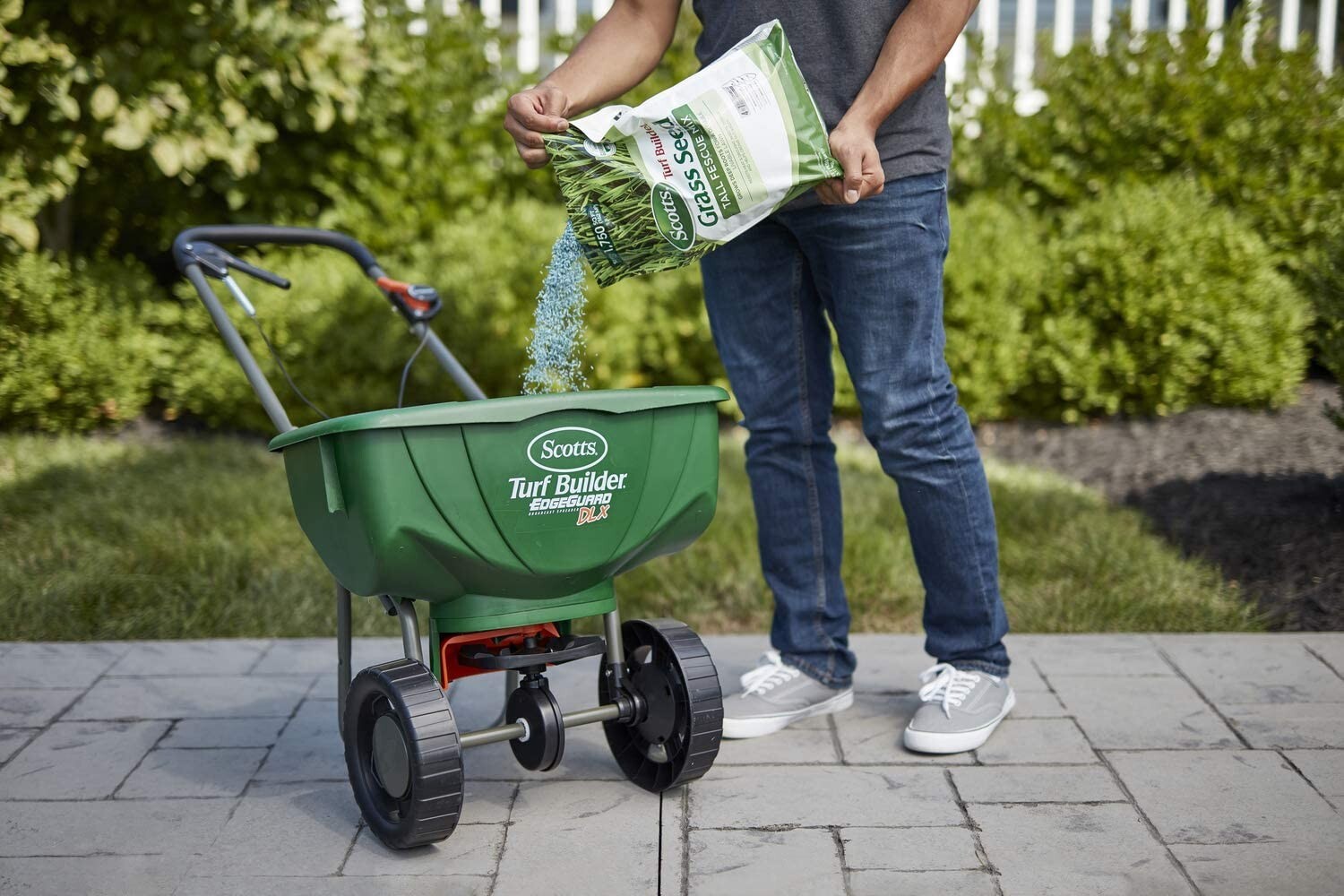 Scotts Turf Builder Grass Seed Sun & Shade Mix 16 lbs.Bag cover 2,130/6,400sq/ft