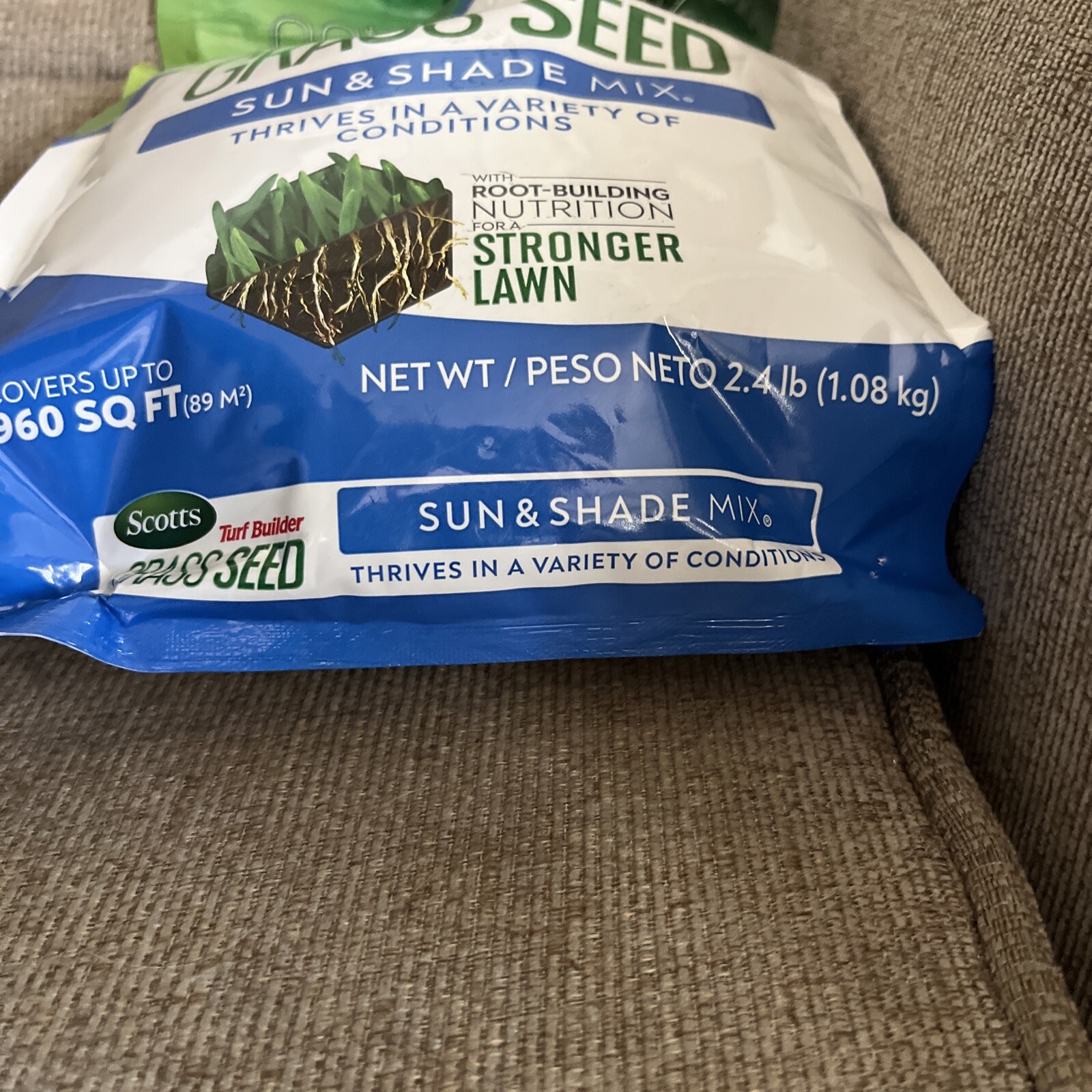 Scotts Turf Builder Grass Seed Sun & Shade Mix, Thrives Variety Lawn Root Build