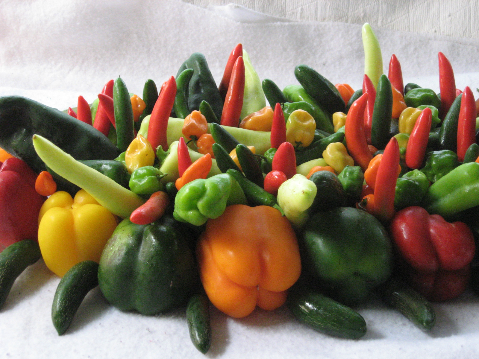 * BULK * 500 SEED*HOLY MOLEY PEPPER MIX *strawberry sweet to 5 alarm heat range